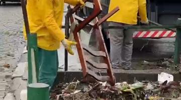 operários retirando lixo da drenagem #paratodosverem