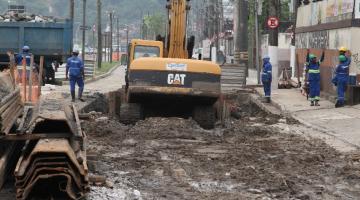 Trator em operação em via com terra exposta. #Pracegover