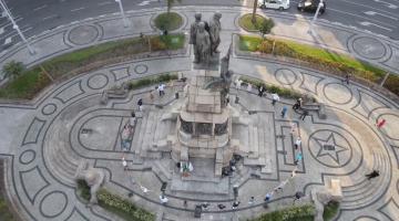 vista da praça da independência do alto, feita com drone. Pessoas estão em torno do movimento abraçando-o