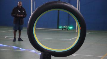 homem opera drone em quadra #paratodosverem