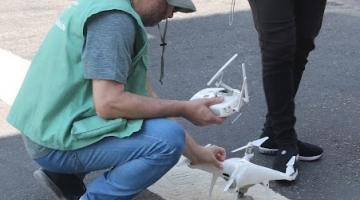 rapaz manipula drone no chão #paratodosverem