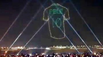 drones iluminam o céu com um desenho de camisa 10 e o nome pelé. #paratodosverem