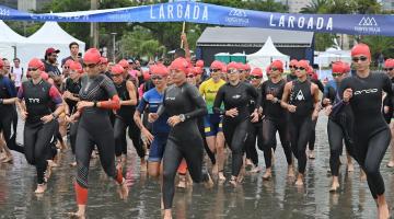 atletas partindo para nadar #paratodosverem 