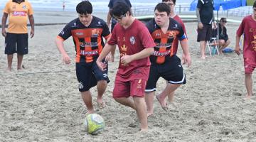 foto mostra momento da partida de futebol de areia #paratodosverem