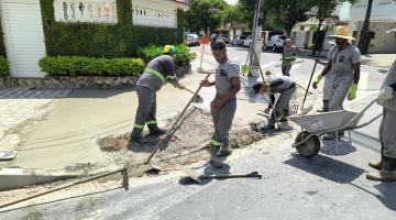 operários atuando em calçada #paratodosverem 