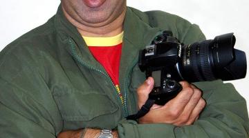 fotógrafo com a maquina em maos #paratodosverem