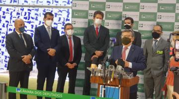 autoridades em pódio durante entrevista #paratodosverem 