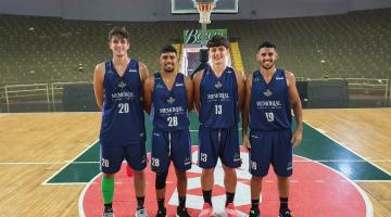 Quatro jogadores posam para foto dentro da quadra #paratodosverem