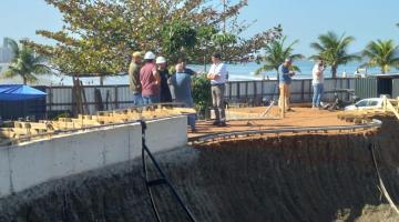 homens conversam no meio de obras. em primeiro plano, a área de futura pista de skate. #paratodosverem 