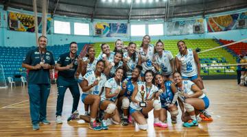atletas mostram medalhas na quadra #paratodosverem