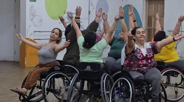 pessoas dançando em cadeira de rodas #paratodosverem 