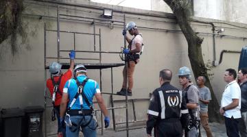 funcionários treinam em andaime #paratodosverem 