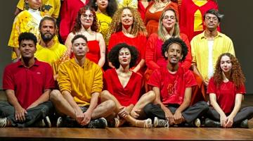 Elenco da Escola de Artes Cênicas Wilson Geraldo. #Paratodosverem