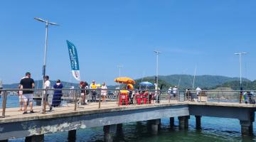 Torneio de pesca e apresentação de rock agitam deck na Ponta da Praia, em Santos