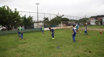 meninos jogando futebol #paratodosverem