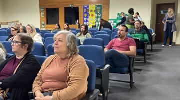 pessoas assistem a palestra #paratodosverem