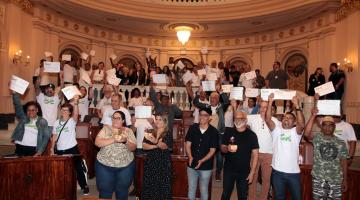 formandos mostram certificados #paratodosverem