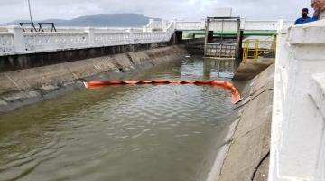 Barreiras ajudam a conter resíduos nos canais de Santos