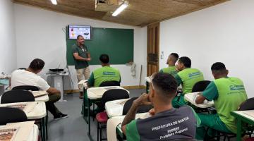 alunos tendo aula #paratodosverem 