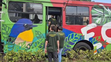 estudantes entram em onibus #paratodosverem