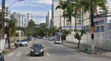 avenida com mão dupla e uma escola ao lado direito. #paratodosverem