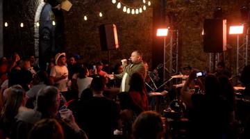 cantor se apresentando em show #paratodosverem