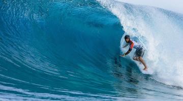 surfista desce na onda #paratodosverem 
