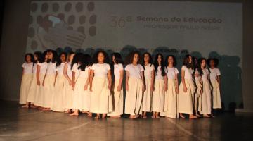 coral de meninas #paratodosverem