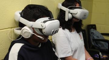 estudantes com óculos 3D #paratodosverem