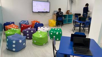 Estudioteca com mesas, cadeiras e computadores #paratodosverem