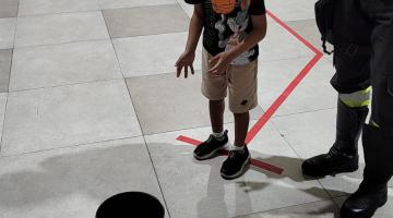 agente ajuda menina a andar com óculos tapando a visão #paratodosverem 