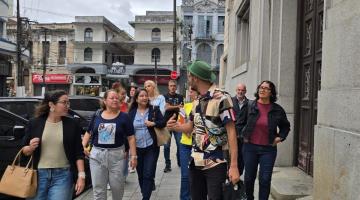 educadores com o artista preo #paratodosverem 