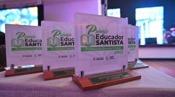 troféus do prêmio educador santista #paratodosverem 