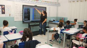 crianças em sala de aula #paratodosverem