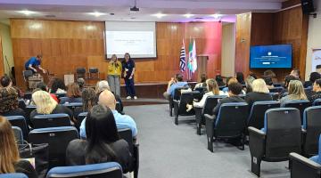 pessoas reunidas em uma sala #paratodosverem