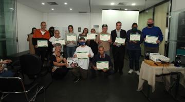 Alunos ganhadores da gincana posam para foto segurando seus certificados. #paratodosverem