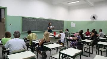 alunos adultos de eja em sala de aula. #paratodosverem