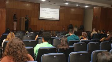 pessoas assistindo a reunião #paratodosverem 