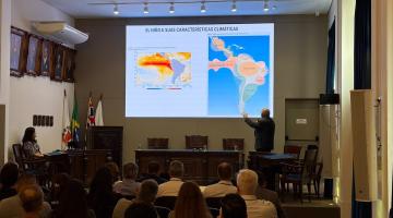 pessoas assistem a palestra #paratodosverem