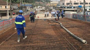 Novo avanço na construção do viaduto da entrada de Santos