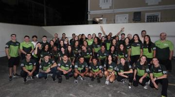 Atletas de Santos posam para foto antes da viagem. #Paratodosverem