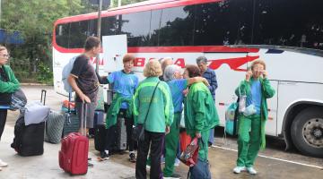 idosas se abraçam na frente de ônibus #paratodosverem