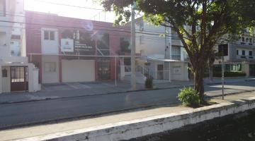 fachada de escola em avenida com canal em primeiro plano. #paratodosverem 
