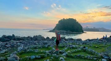 pessoa no meio do monumento #paratodosverem