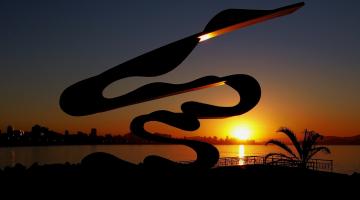 monumento no emissário com por do sol ao fundo #paratodosverem