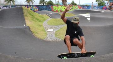 Skatista faz manobra em pista no emissário #paratodosverem