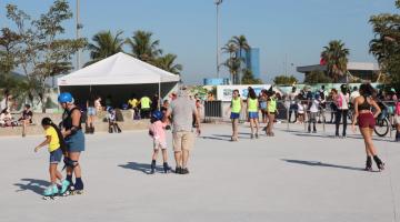 várias pessoas usando a pista de patinação. #paratodosverem