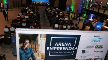 Pessoas no auditório acompanhando o evento #paratodosverem 