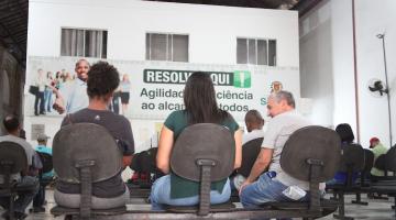 pessoas aguardando atendimento no resolve aqui #paratodosverem 