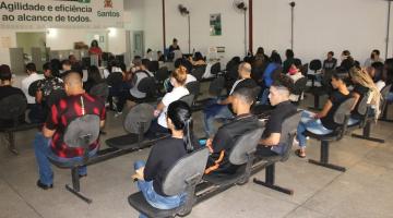 vista geral do salão do centro de emprego em santos. Pessoas estão sentadas em cadeiras. #paratodosverem